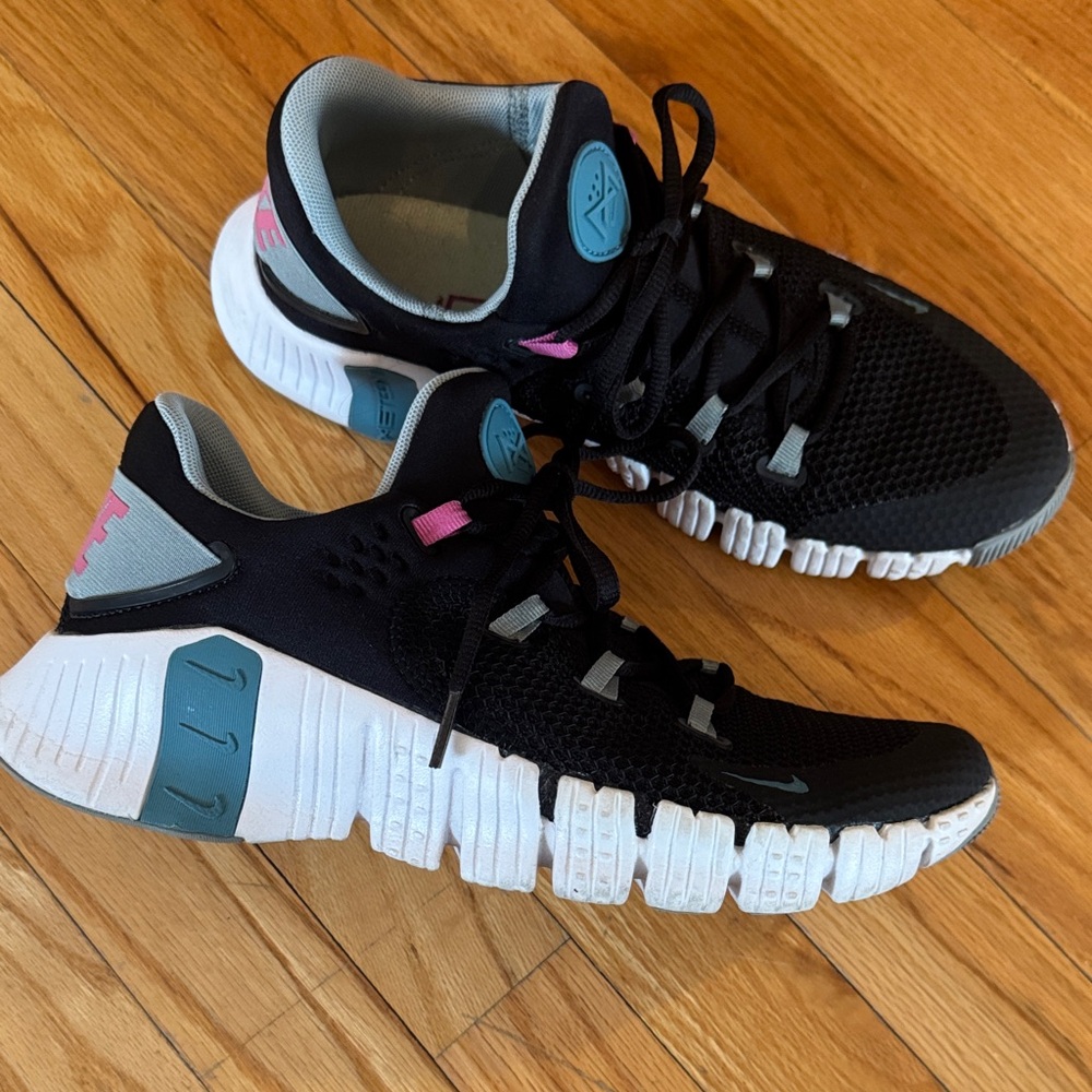 Nike Metcon 5 Black Sneakers with Teal and Pink Accents